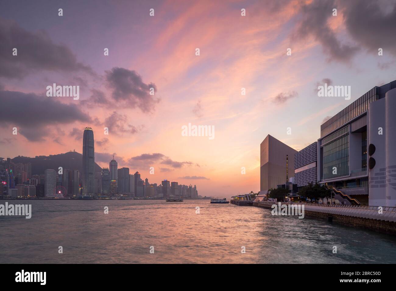 Skyline dell'isola di Hong Kong e Museo d'Arte al tramonto, Hong Kong Foto Stock