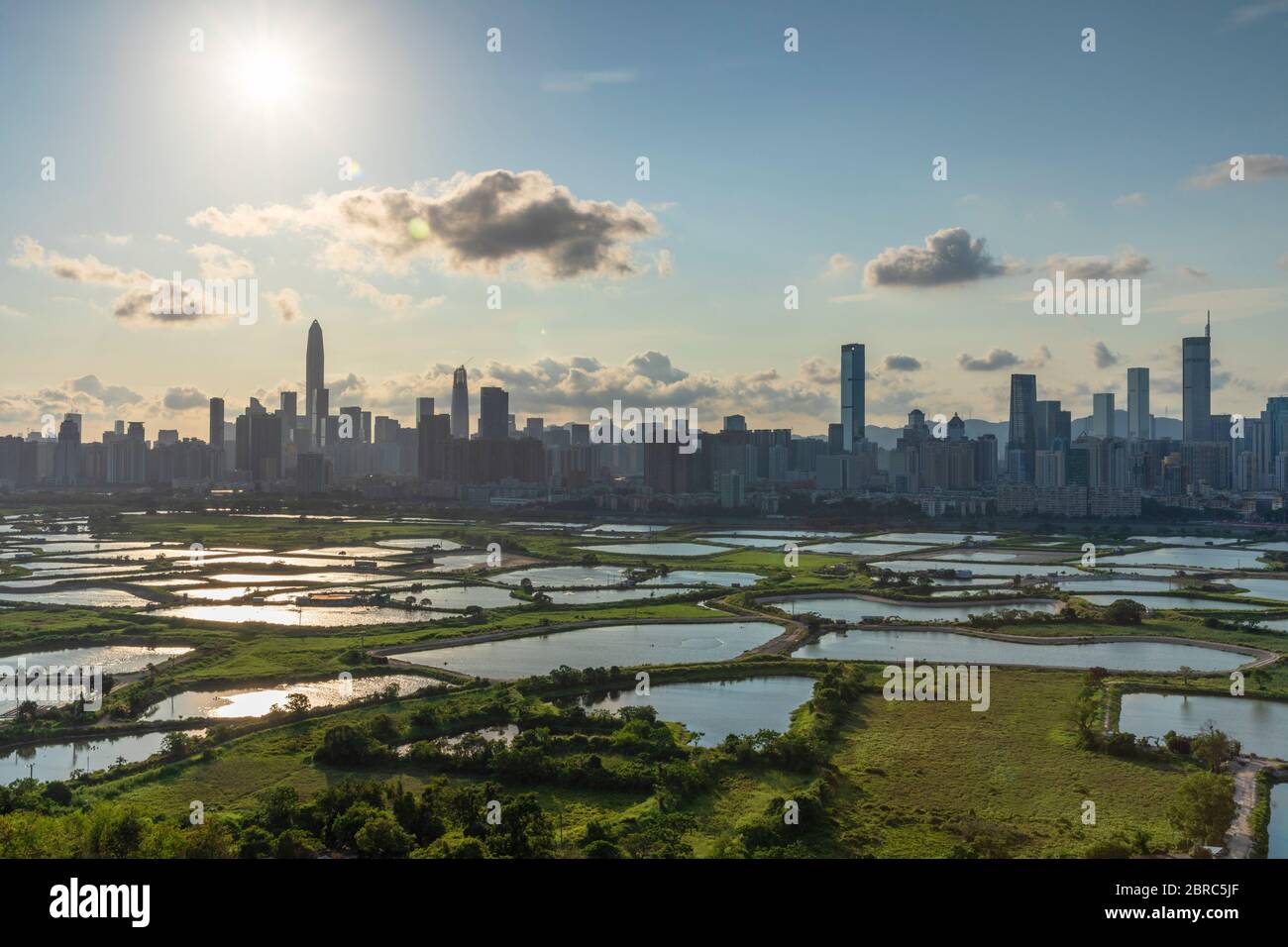 Skyline di Shenzhen da Sheung Shui, New Territories, Hong Kong Foto Stock