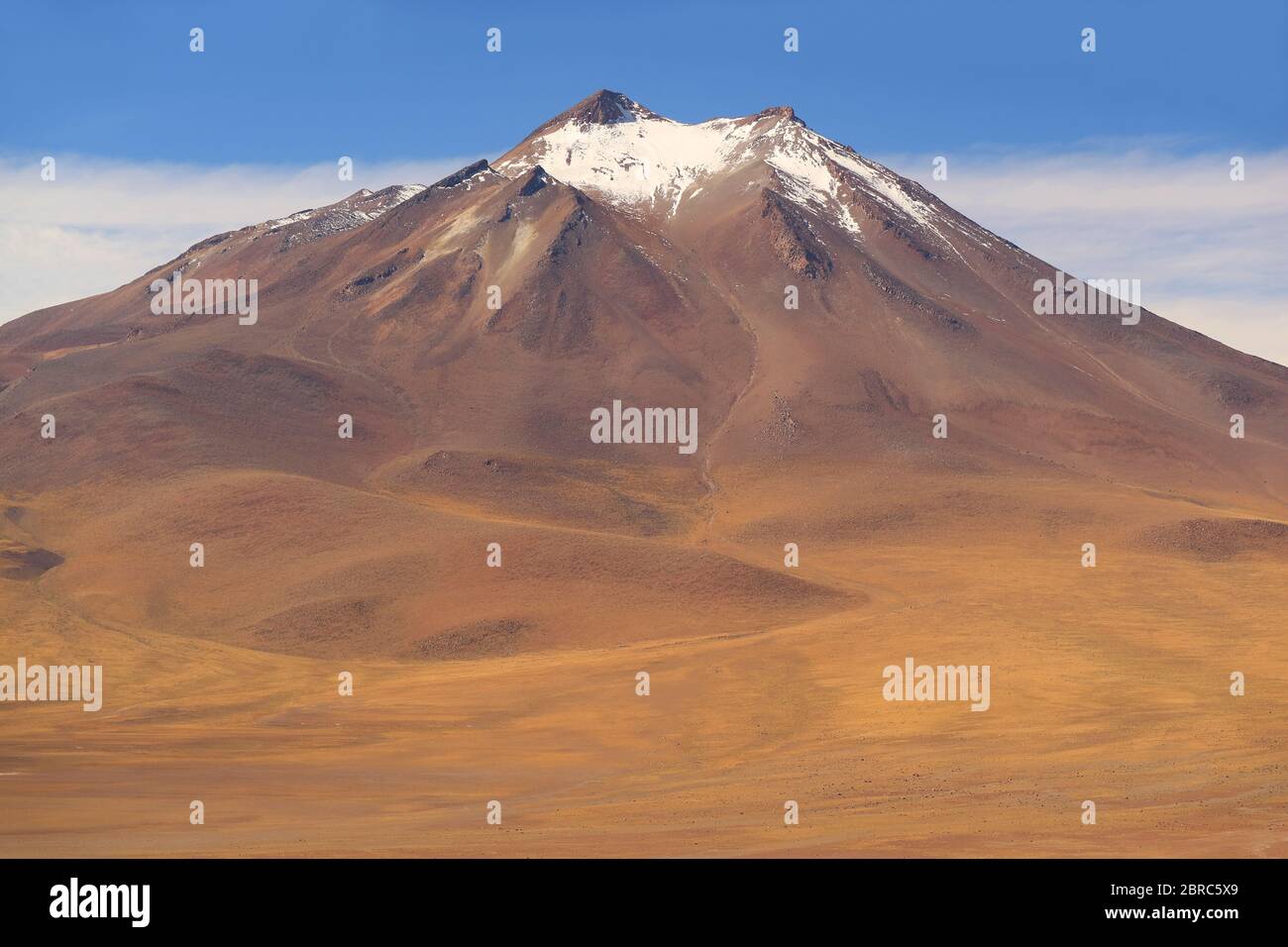 Incredibile montagna vulcanica dell'Altiplano cileno, regione di Antofagasta, Cile, Sud America Foto Stock