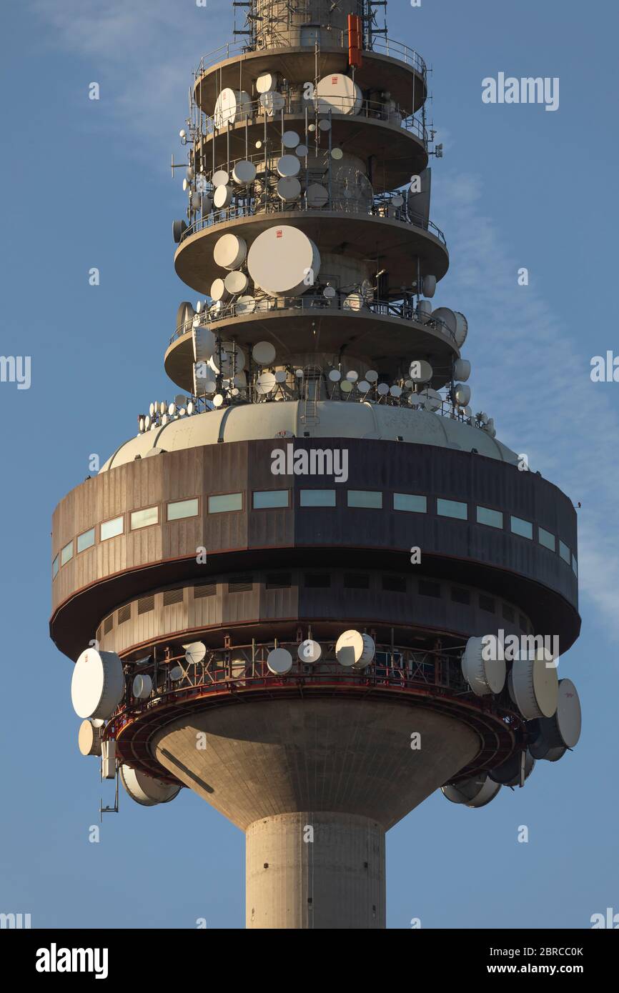 Madrid, Spagna - 19 maggio 2020: Primo piano della torre della televisione digitale e della radio Torrespaña al tramonto, con il suo sciame di piatti satellitari. Foto Stock