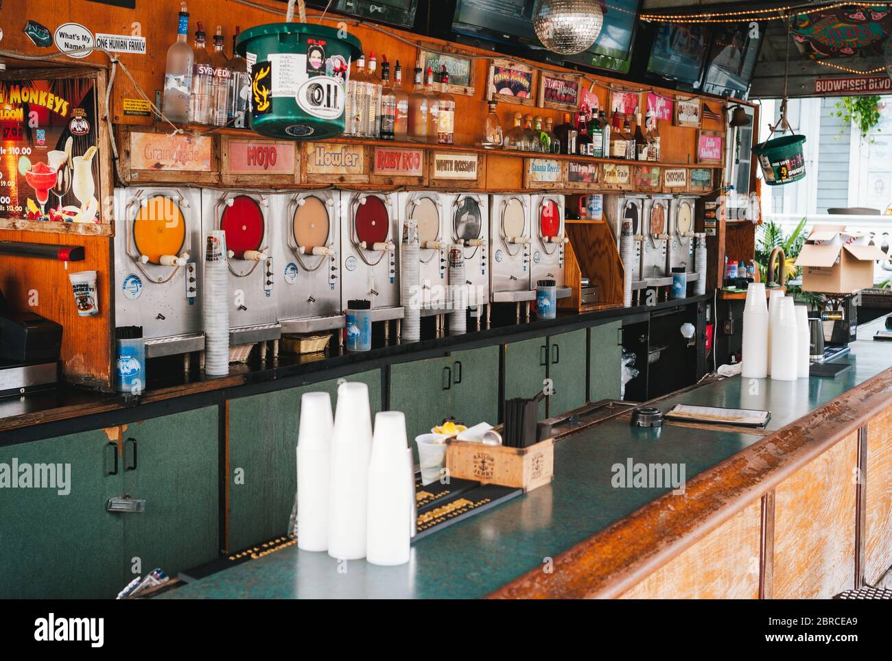 Key West, Florida, Stati Uniti - Luglio 11 2012: Bancone bar con macchine Slush in Flying Monkeys Saloon, un bar tropicale all'aperto nelle Florida Keys Foto Stock