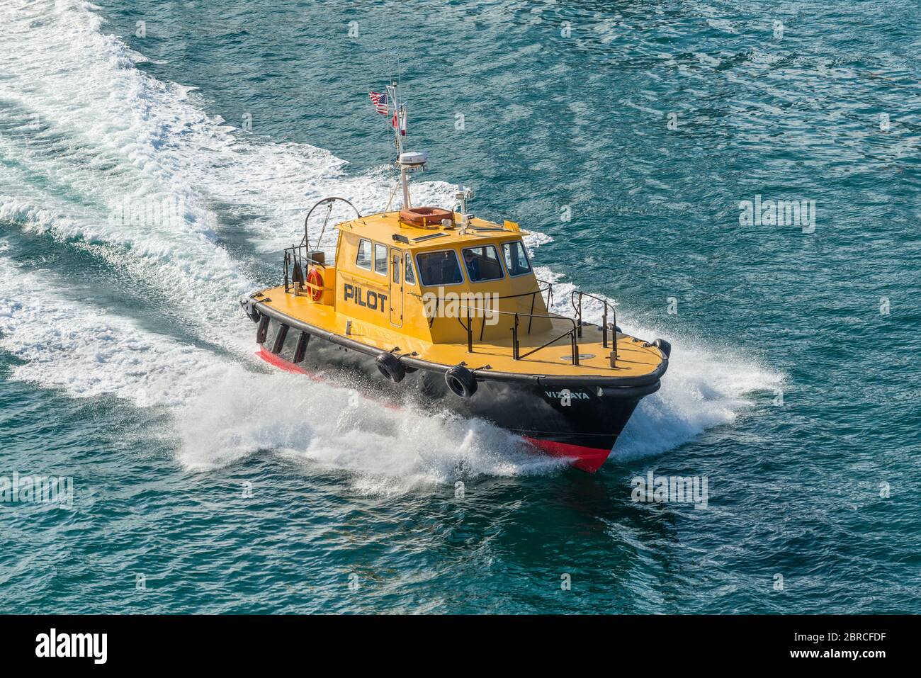 Miami, FL, Stati Uniti - 28 aprile 2019: Imbarcazione pilota basata su Miami che guida una nave verso il mare e utilizzata per navi da crociera e petroliere. Foto Stock