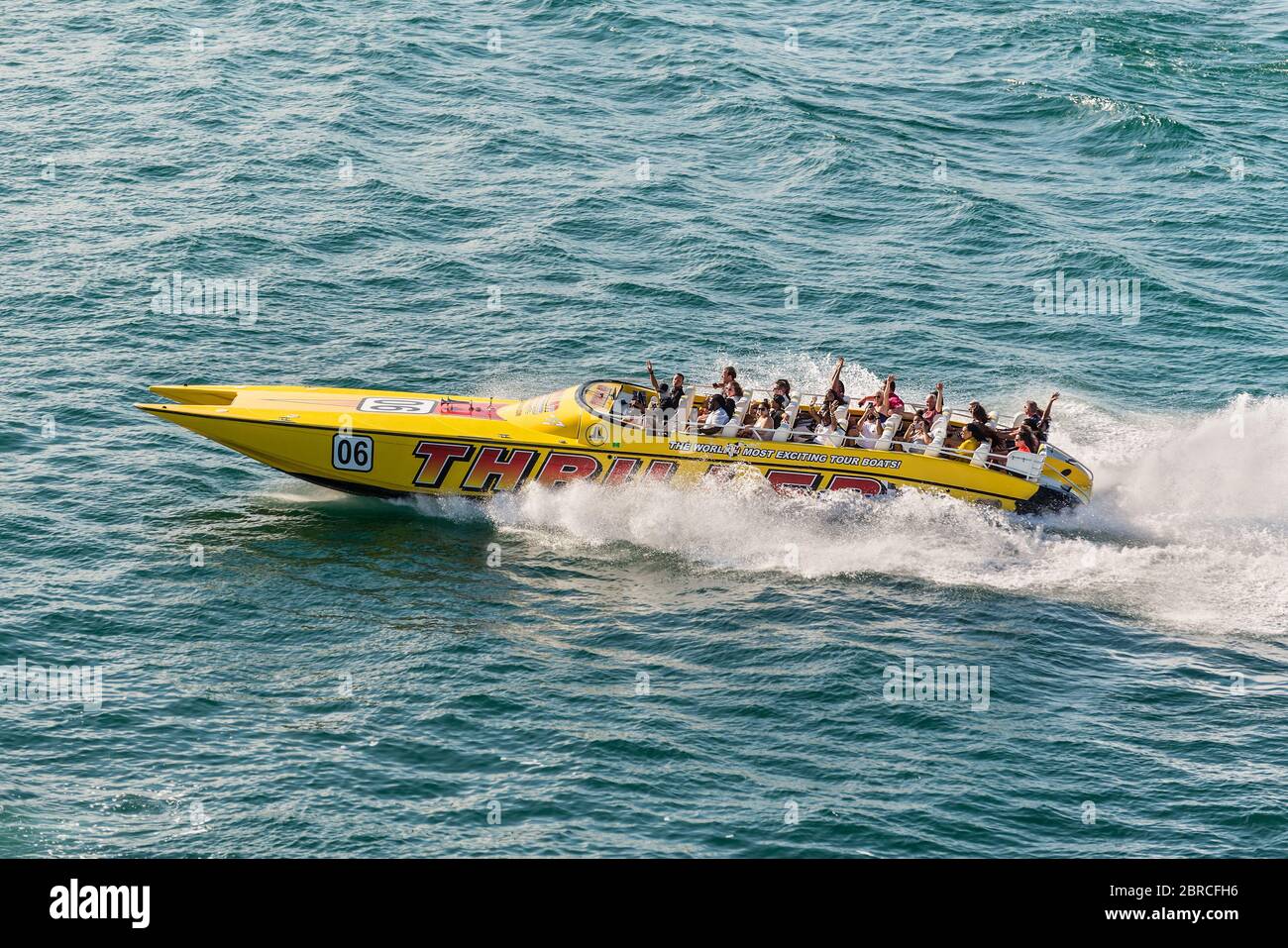 Miami, FL, Stati Uniti - 28 aprile 2019: Turisti che si godono un tour panoramico ad alta velocità di Miami e Miami Beach in un motoscafo a Miami, Stati Uniti. Foto Stock