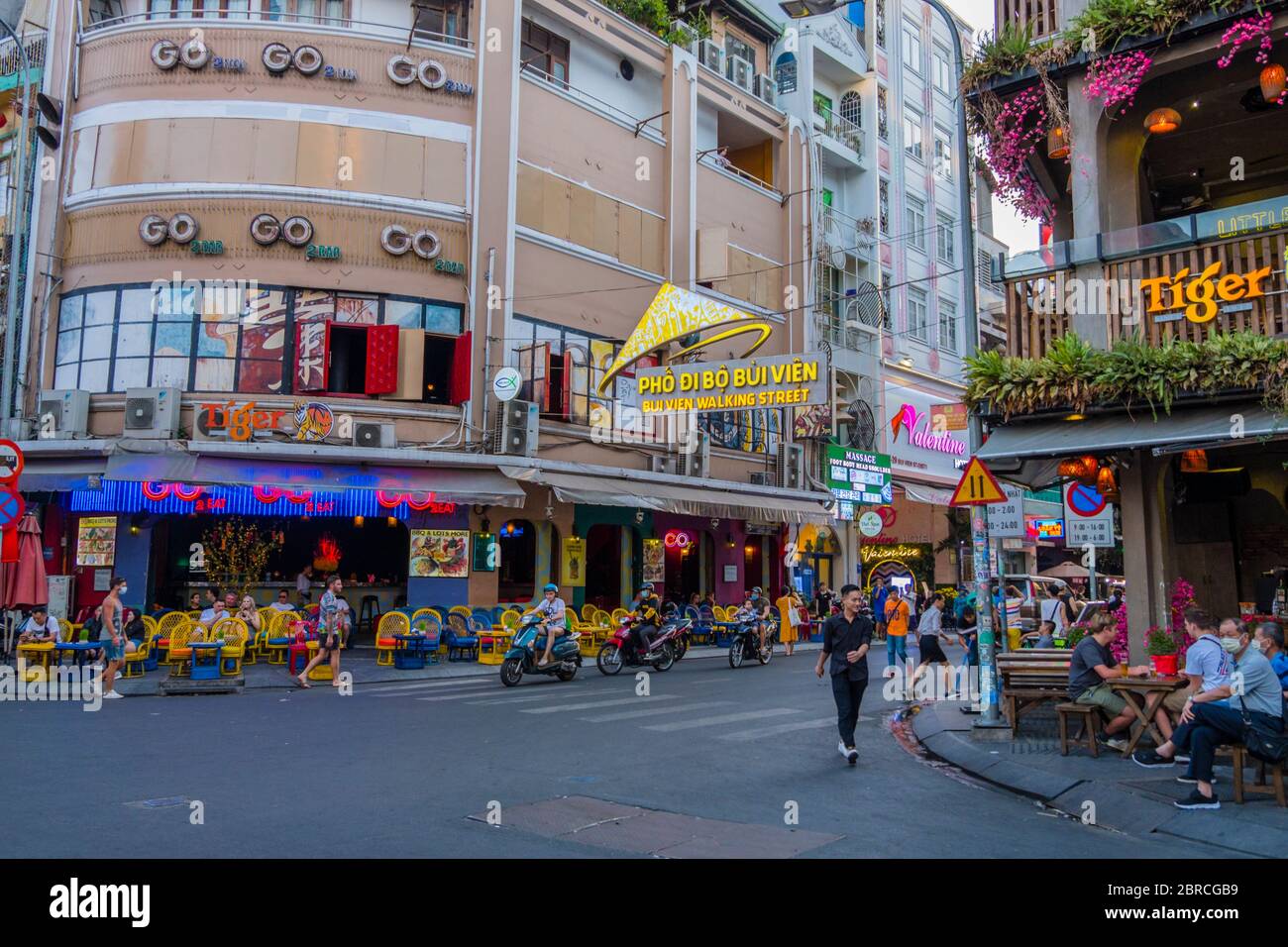 Via pedonale Bui Vien, Pham Ngu Lao, ho Chi Minh City, Vietnam, Asia Foto Stock