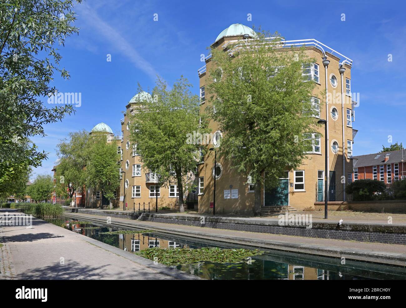 Alloggio costruito lungo un nuovo canale a Canada Water, Londra. Una nuova area residenziale sviluppata negli anni '80 sul sito dei vecchi Surrey Docks. Foto Stock