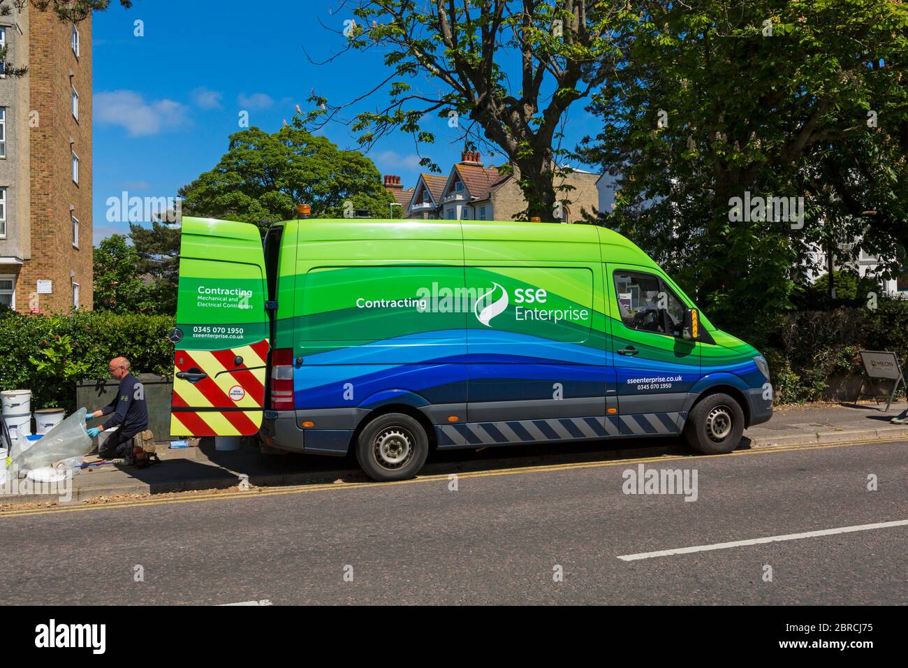 SSE Enterprise Contraente van e lavoratore a Bournemouth, Dorset UK nel mese di maggio - Mercedes-Benz Sprinter van Foto Stock