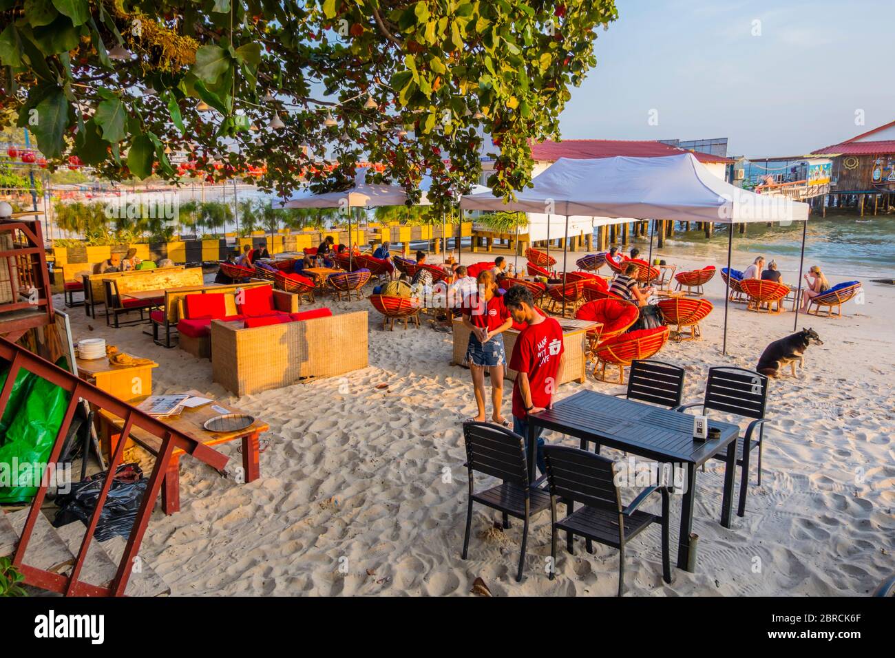 Bar terrazza, OU Chheuteal Beach, Serendipity Beach, Sihanoukville, Cambogia, Asia Foto Stock