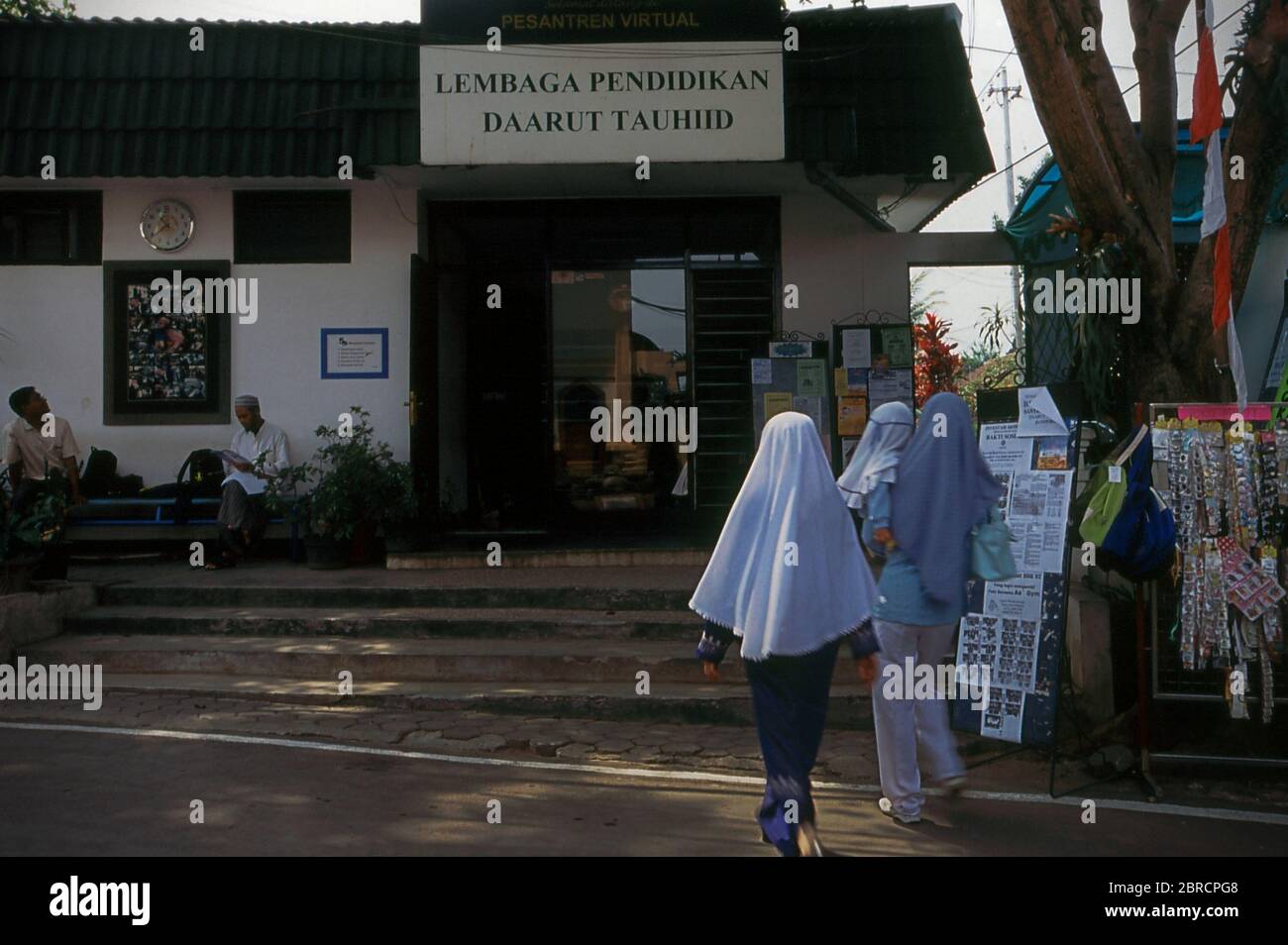 I visitatori che camminano verso il Daarut Tauhiid Educational Institute, una struttura sociale islamica gestita da Daarut Tauhiid, un pondok pesantren (scuola d'imbarco islamica) fondata dal predicatore islamico indonesiano Abdullah Gymnastiar a Bandung, Indonesia. Foto Stock