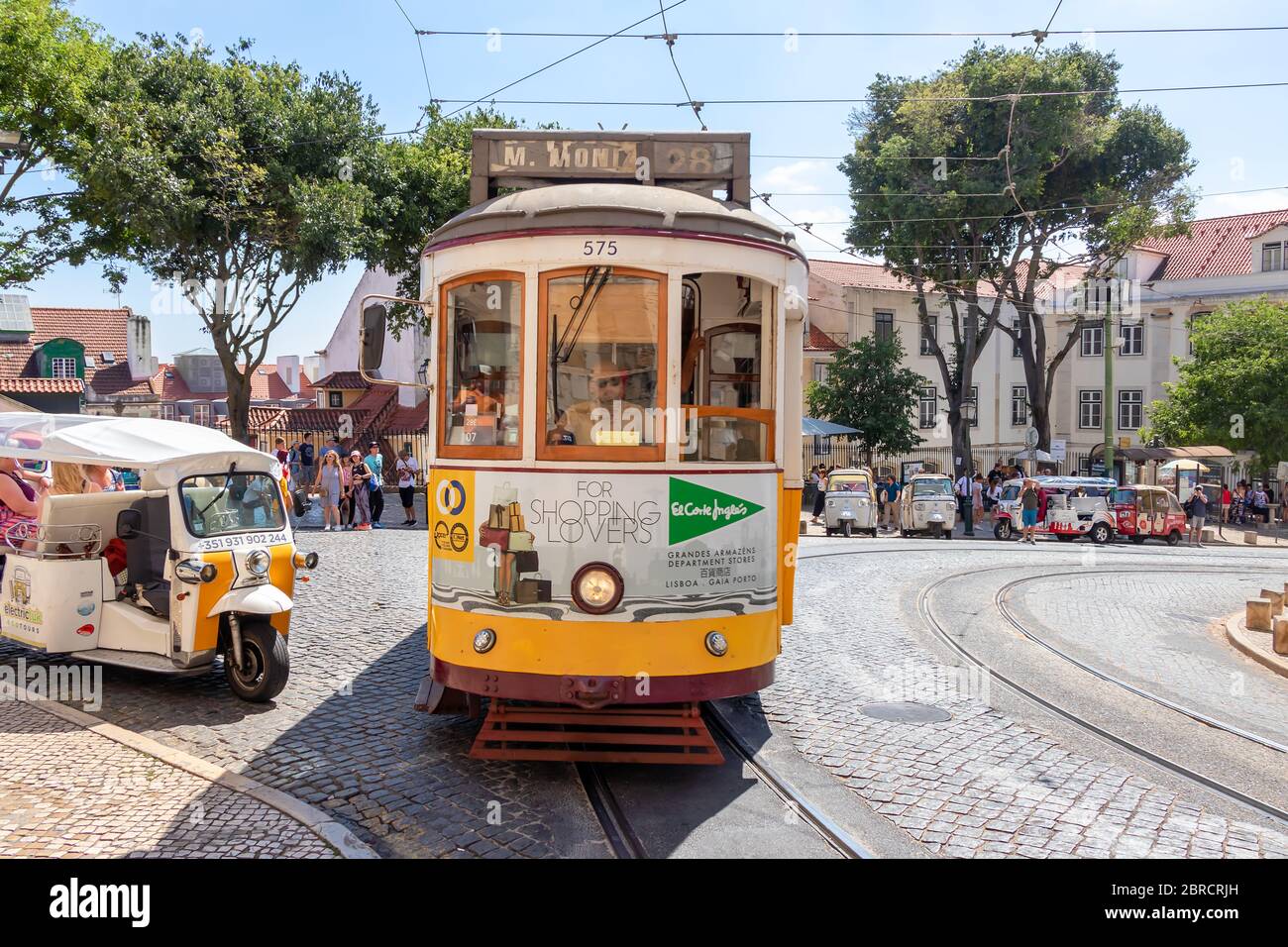 Lisbona, Portogallo - 15 Luglio 2019: il famoso tram giallo 28 passando davanti al duomo di Santa Maria a Lisbona, Portogallo Foto Stock