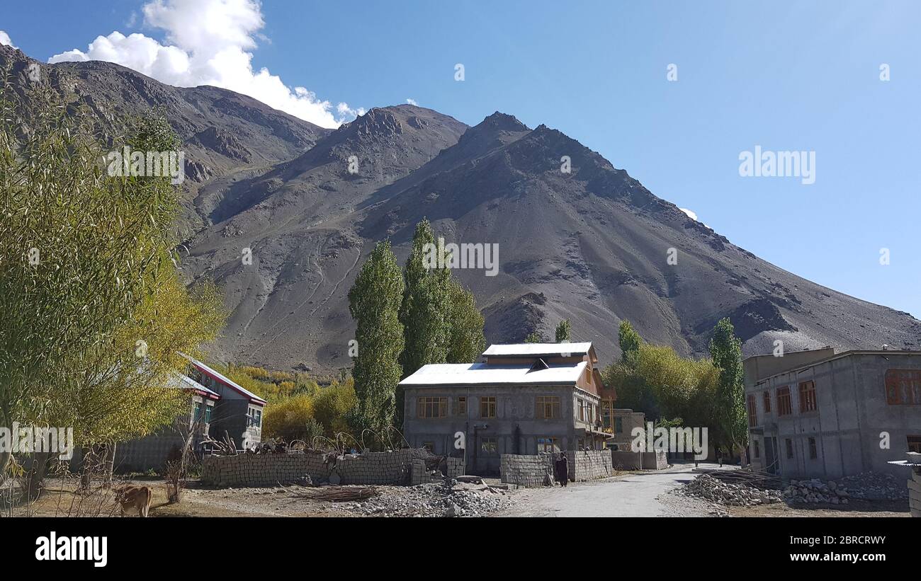 Casa di un kargil residente in jammu kashmir e ladakh Unione territorio colline alberi strada sono anche in cornice luglio 2019 Foto Stock