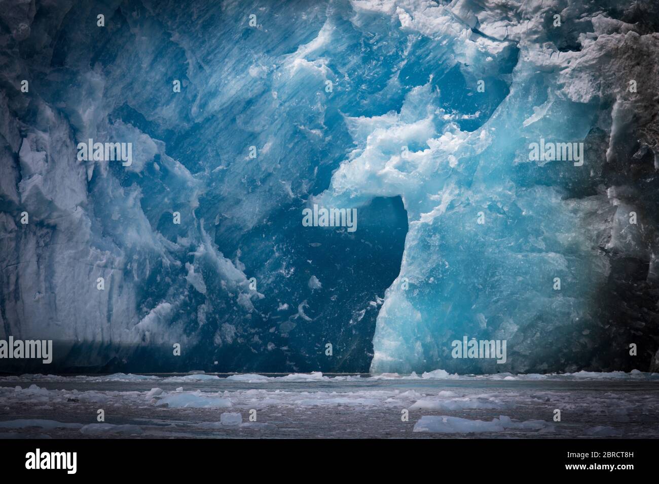 Sawyer Glacier, Tracy Arm Fjord, Alaska sudorientale, è un ghiacciaio attivo di acqua di marea apprezzato dai turisti in piccole crociere e gite in barca. Foto Stock