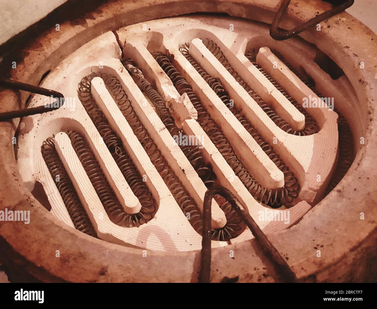 Il riscaldatore del ferro di cottura ha rotto la piastra e la quaglia si ferma dal governo consuma l'elettricità enorme Foto Stock