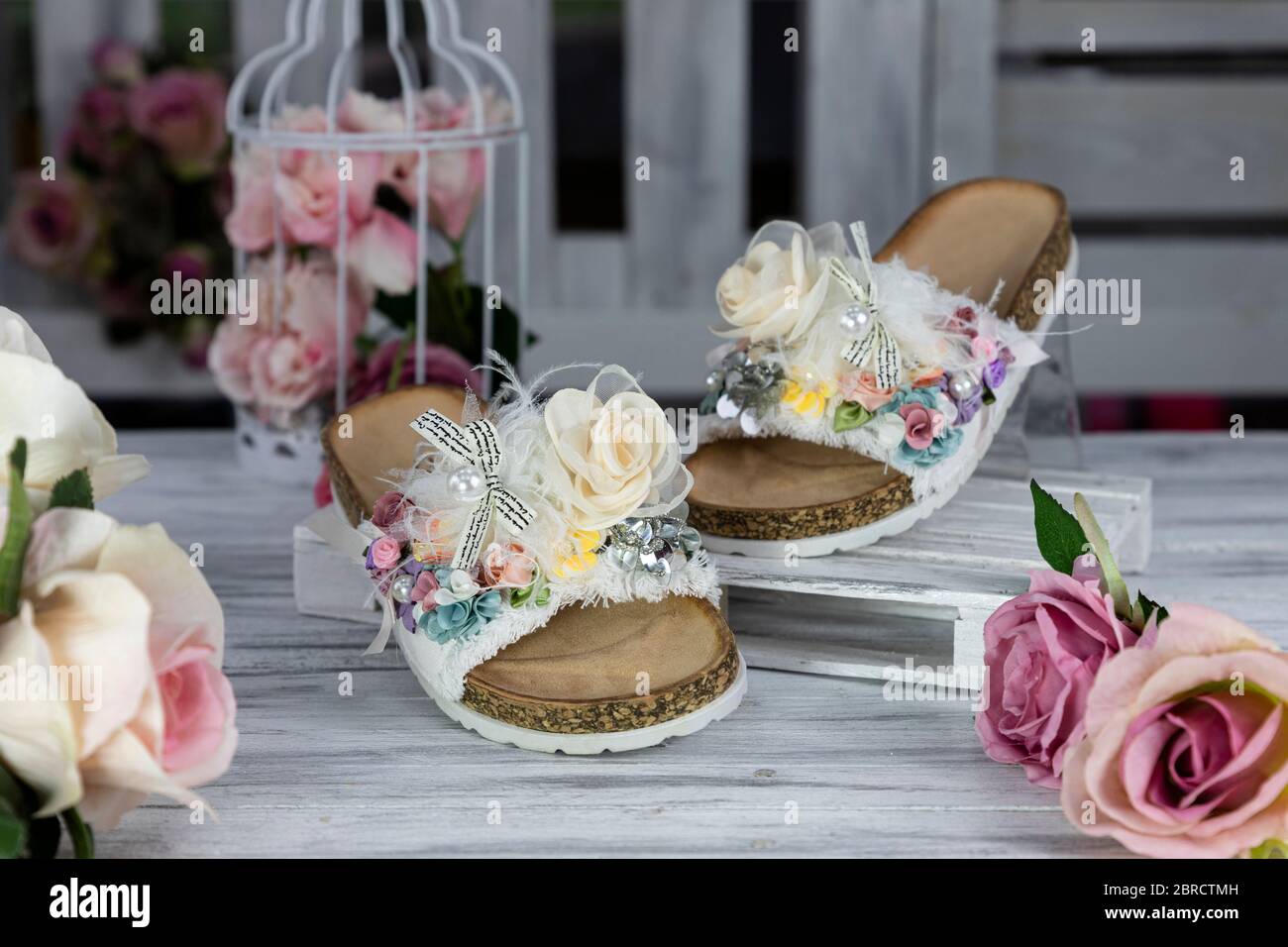 Lussuose pantofole femminili alla moda su superfici rustiche in legno Foto  stock - Alamy