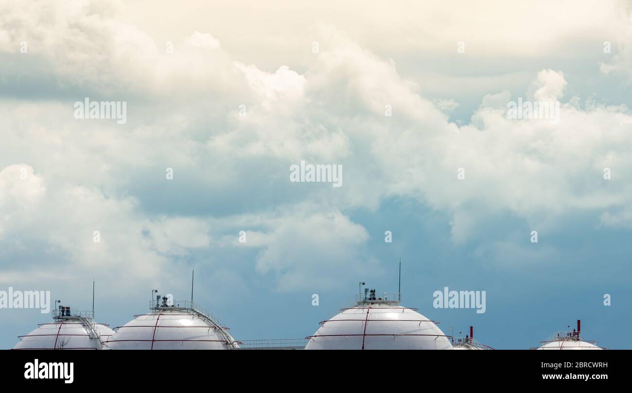 Gas industriali serbatoio di stoccaggio. LNG o gas naturale liquefatto serbatoio di stoccaggio. Sferica serbatoio gas di raffineria di petrolio. Al di sopra del terreno serbatoio di stoccaggio. Natural Foto Stock