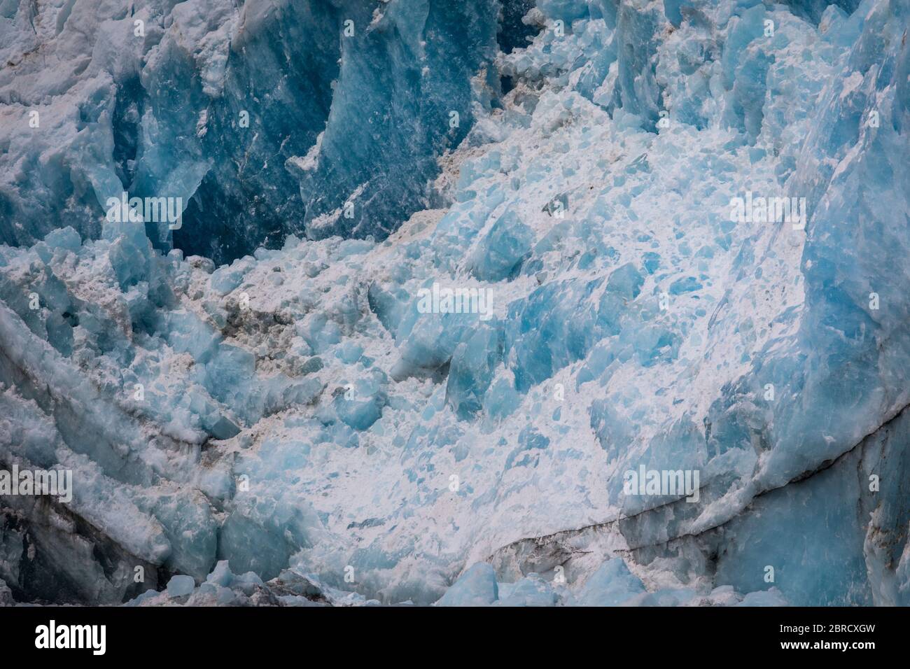 Sawyer Glacier, Tracy Arm Fjord, Alaska sudorientale, è un ghiacciaio attivo di acqua di marea apprezzato dai turisti in piccole crociere e gite in barca. Foto Stock