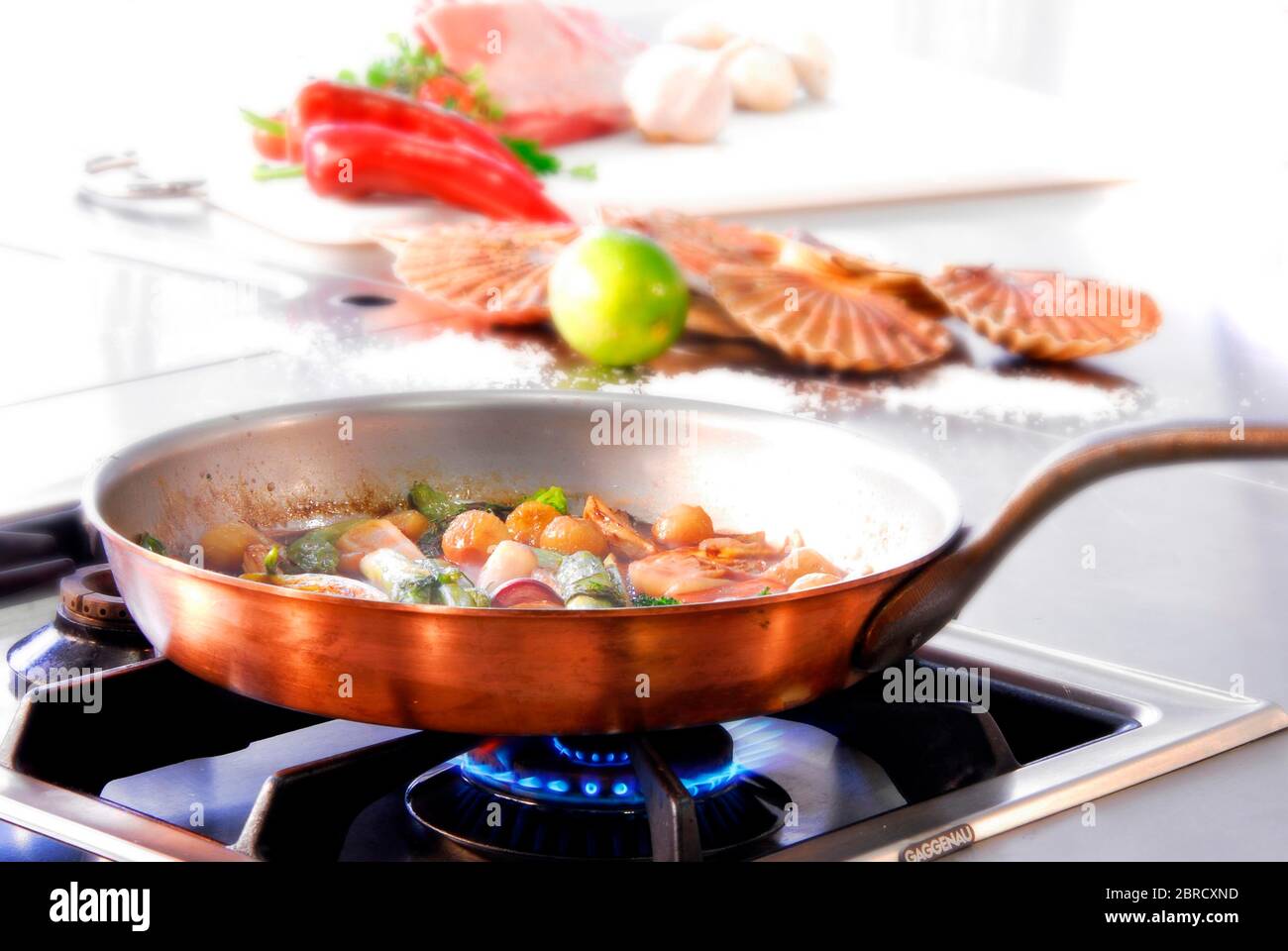 Padella con pesce e cozze su stufa a gas, Germania Foto Stock
