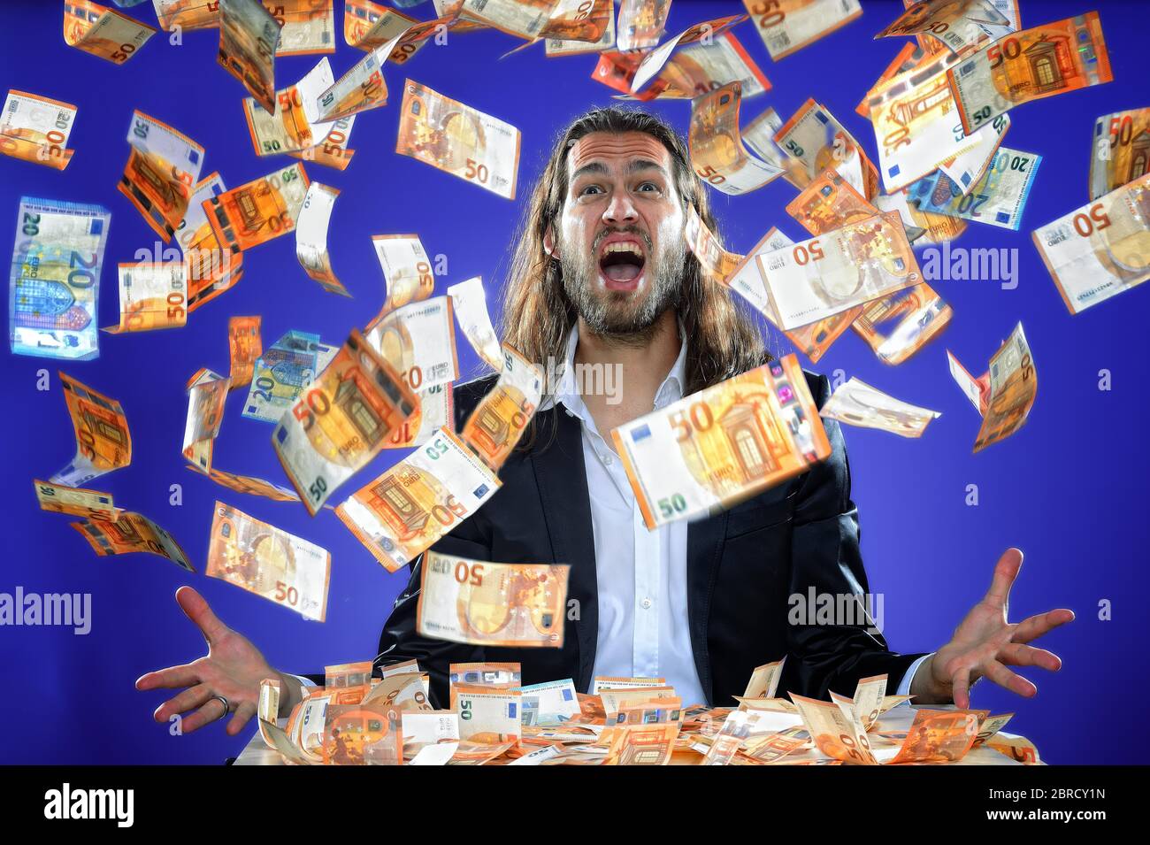 Il giovane lancia le banconote in aria, Germania Foto Stock