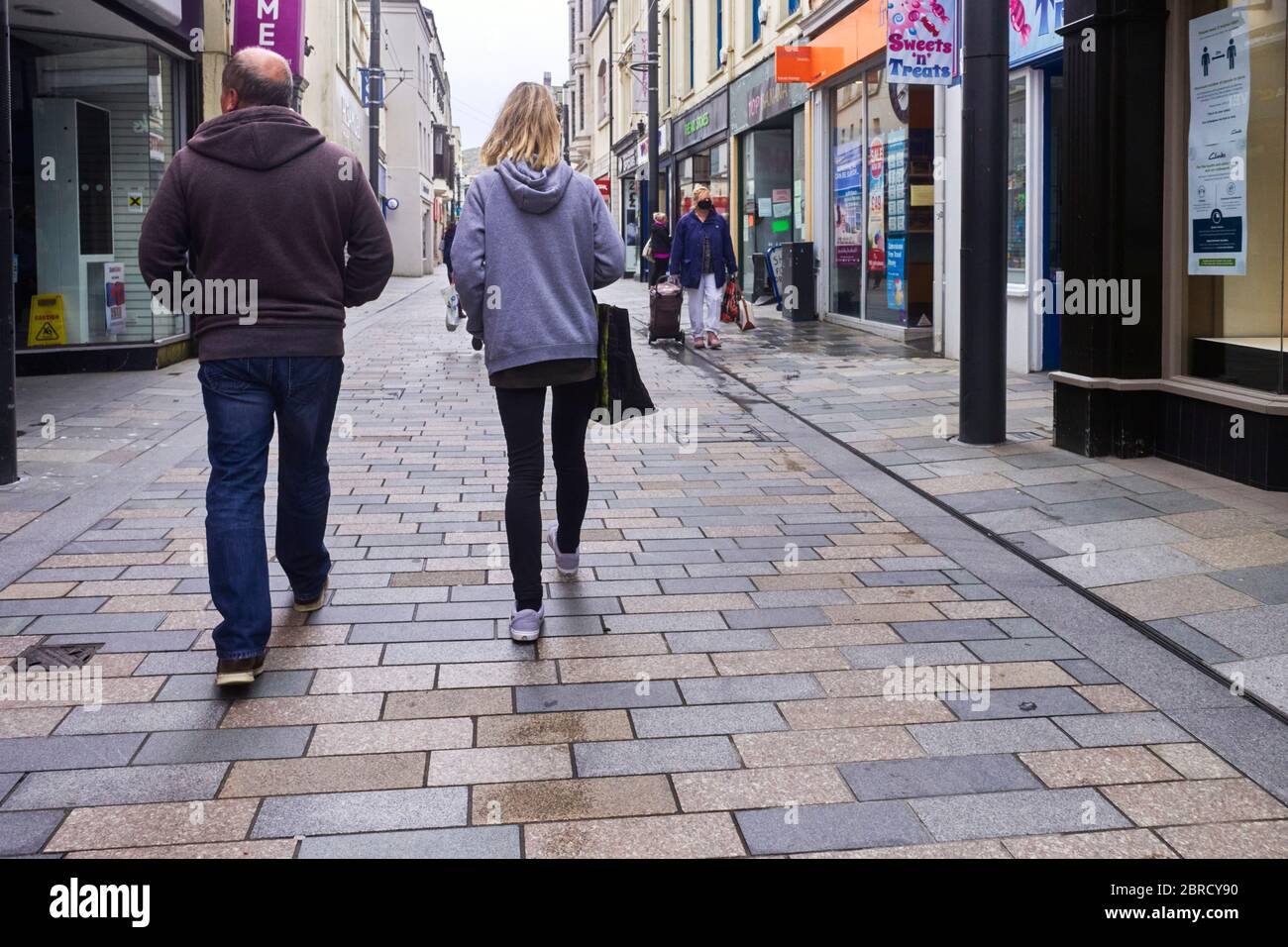 Una strada dello shopping parzialmente riaperta a Douglas, Isola di Man dopo l'abolizione delle misure antivirus riguardanti l'apertura dei negozi Foto Stock