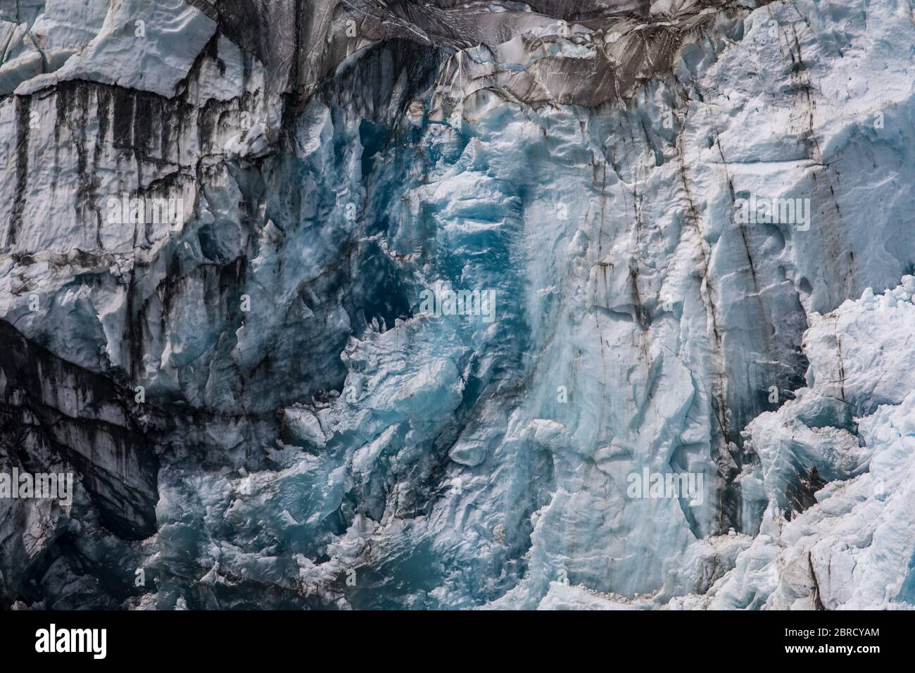 Sawyer Glacier, Tracy Arm Fjord, Alaska sudorientale, è un ghiacciaio attivo di acqua di marea apprezzato dai turisti in piccole crociere e gite in barca. Foto Stock