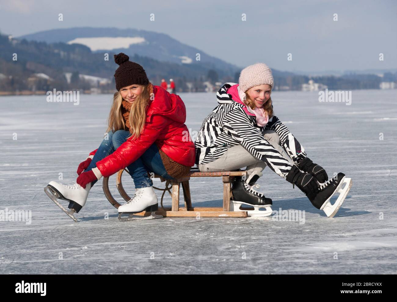 Ragazze giovani che pattinano su un lago, 14 anni, Irrsee, Salzkammergut, Austria superiore, Austria Foto Stock