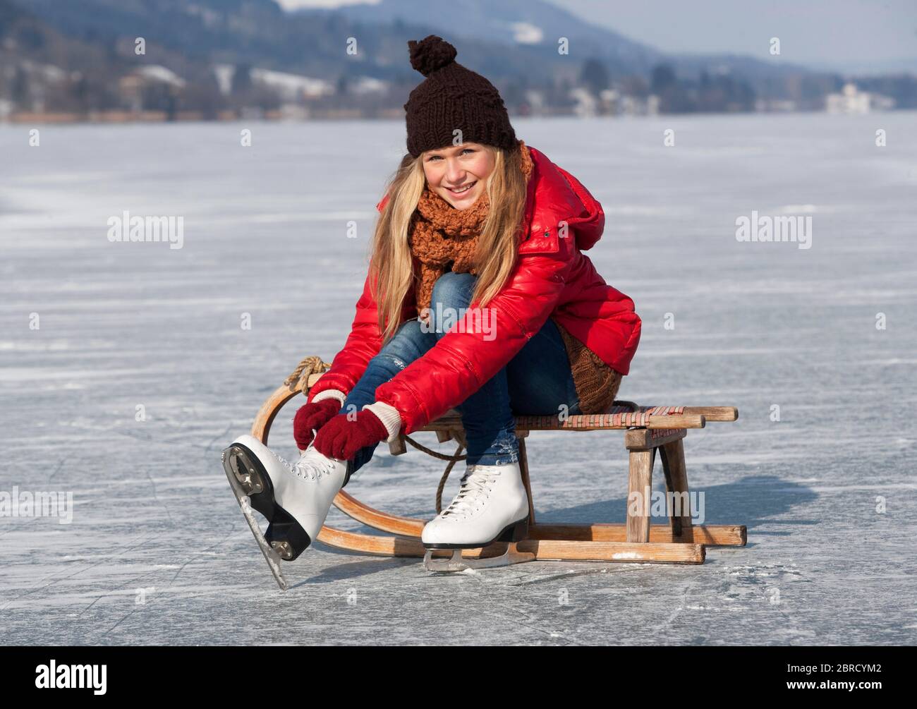 Pattinaggio sul ghiaccio per bambina, 14 anni, Irrsee, Salzkammergut, Austria superiore Foto Stock