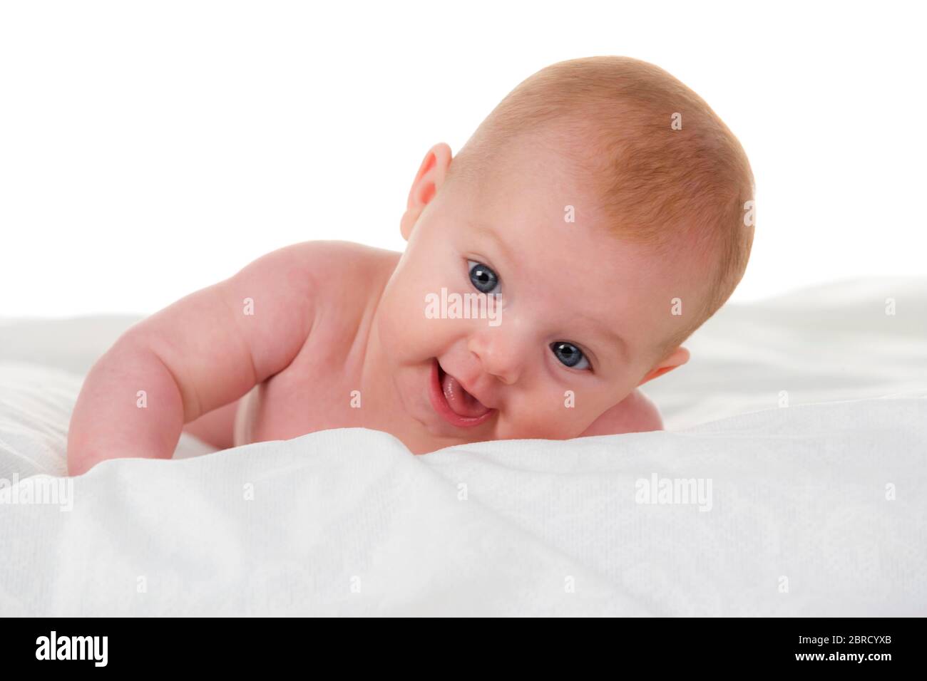 Bambino sdraiato su una coperta bianca, Ritratto, Austria Foto Stock