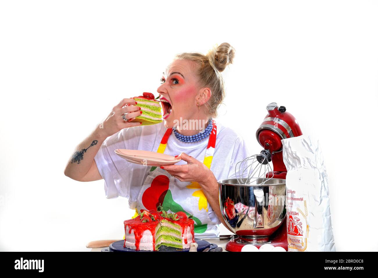 Giovane donna che cotta torta, Germania Foto Stock