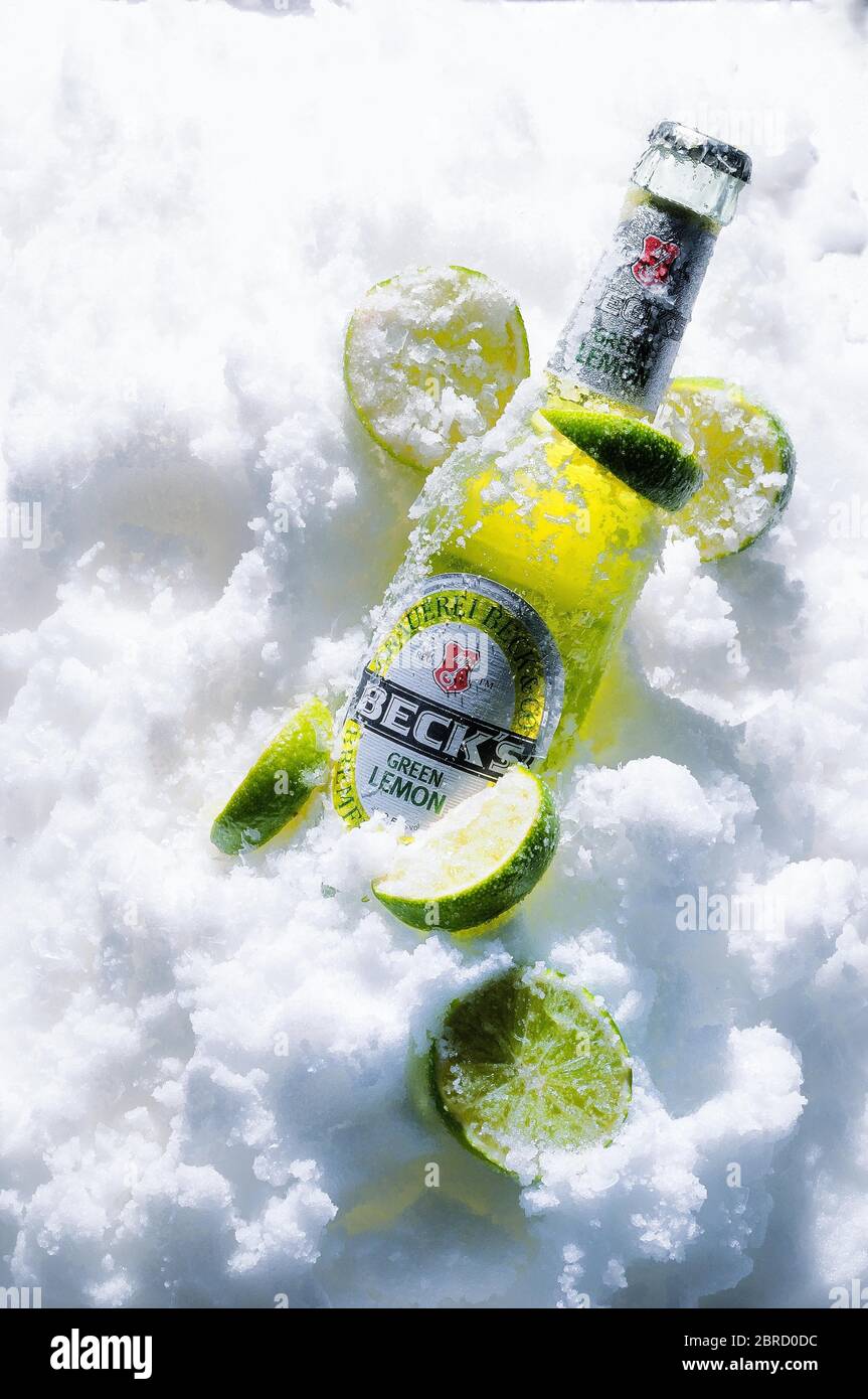 La birra si trova nella neve fredda, Limone Verde, Becks, Germania Foto Stock