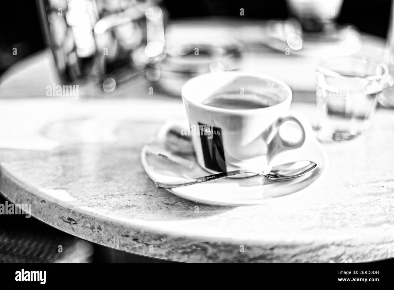 Pausa caffè, tazza di cappuccino servita sul tavolo da bistrot, Germania Foto Stock