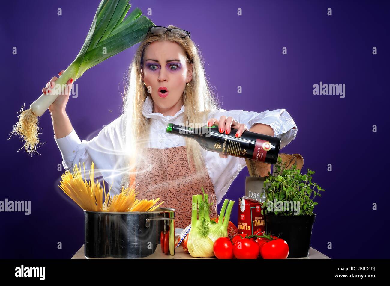 Giovane donna che cucina, Germania Foto Stock
