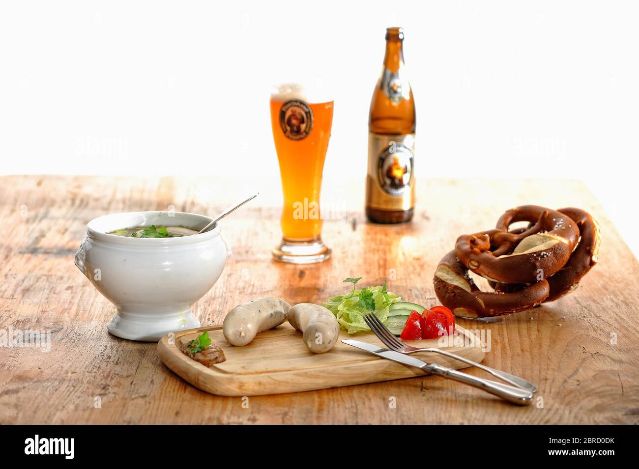Monaco Weisswurst colazione con pretzel e birra di grano, Germania Foto Stock