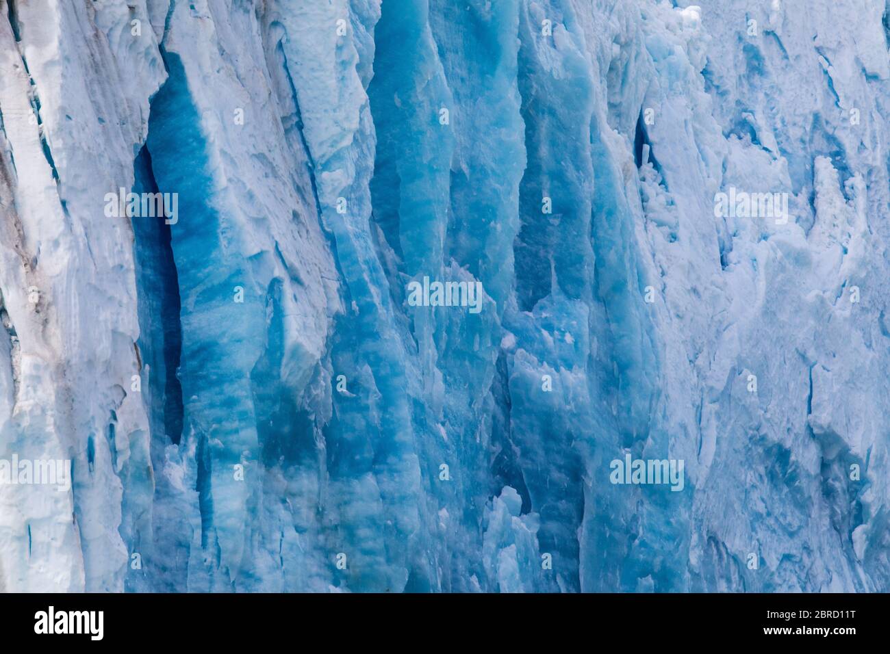 Sawyer Glacier, Tracy Arm Fjord, Alaska sudorientale, è un ghiacciaio attivo di acqua di marea apprezzato dai turisti in piccole crociere e gite in barca. Foto Stock