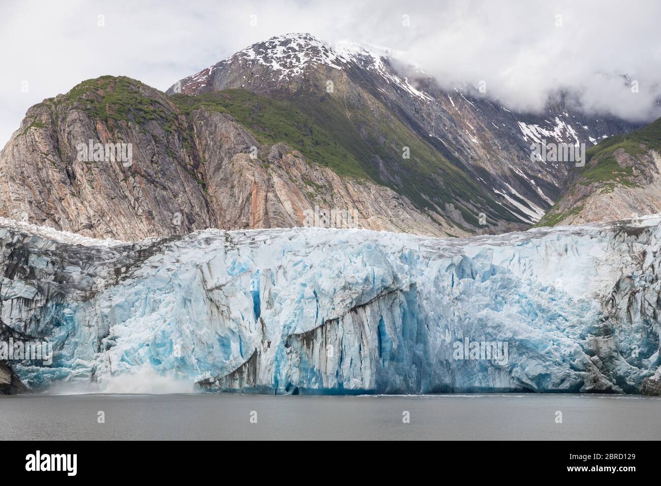 Sawyer Glacier, Tracy Arm Fjord, Alaska sudorientale, è un ghiacciaio attivo di acqua di marea, e frequenti eventi di calving sono apprezzati dai turisti su piccole ceneri Foto Stock