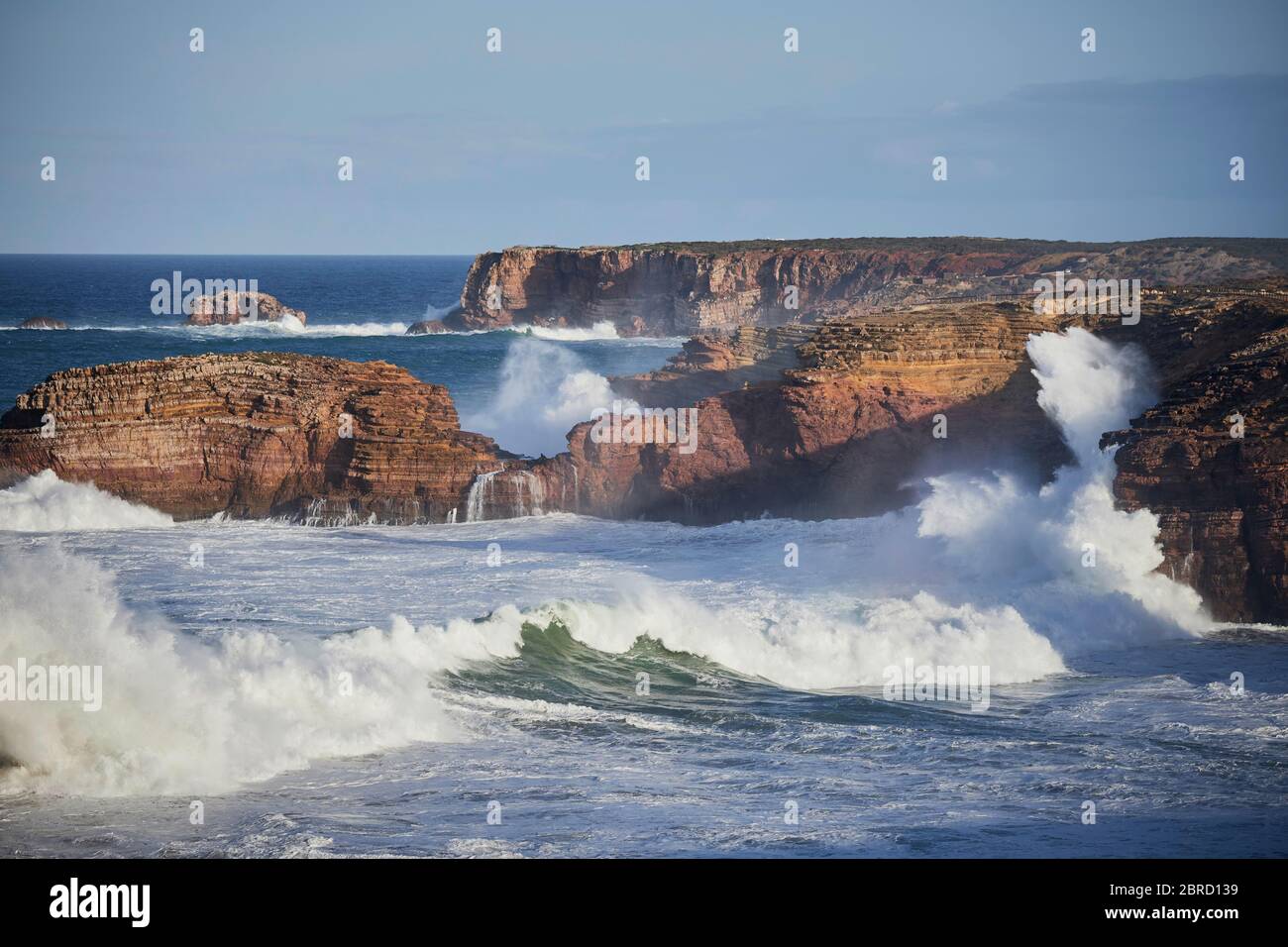 Surf su costa rocciosa, Praia do Amado, Portogallo Foto Stock