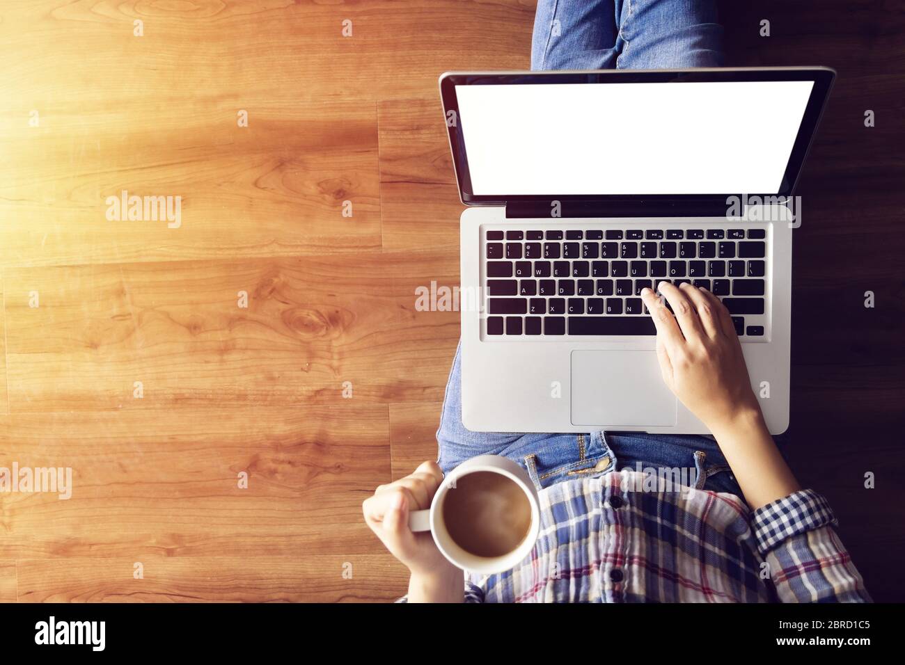 donna che lavora con notebook computer portatile, con dito con tastiera per la digitazione. computer portatile con schermo bianco vuoto con spazio per la copia. Foto Stock