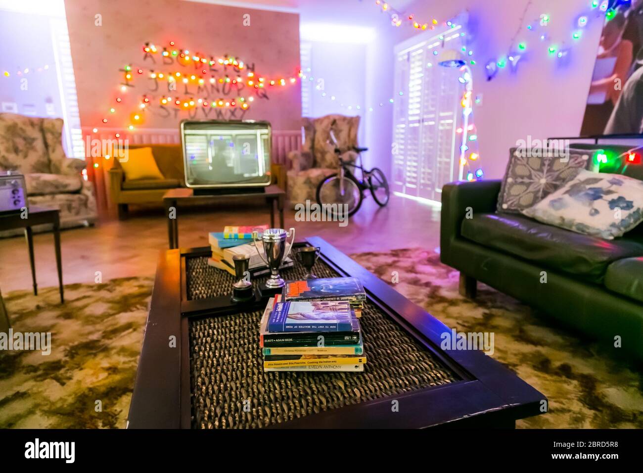 Johannesburg, Sud Africa - 19 Ottobre 2017: Interno di una lounge con oggetti Stranger e cuscini e decorazioni Netflix di marca Foto Stock