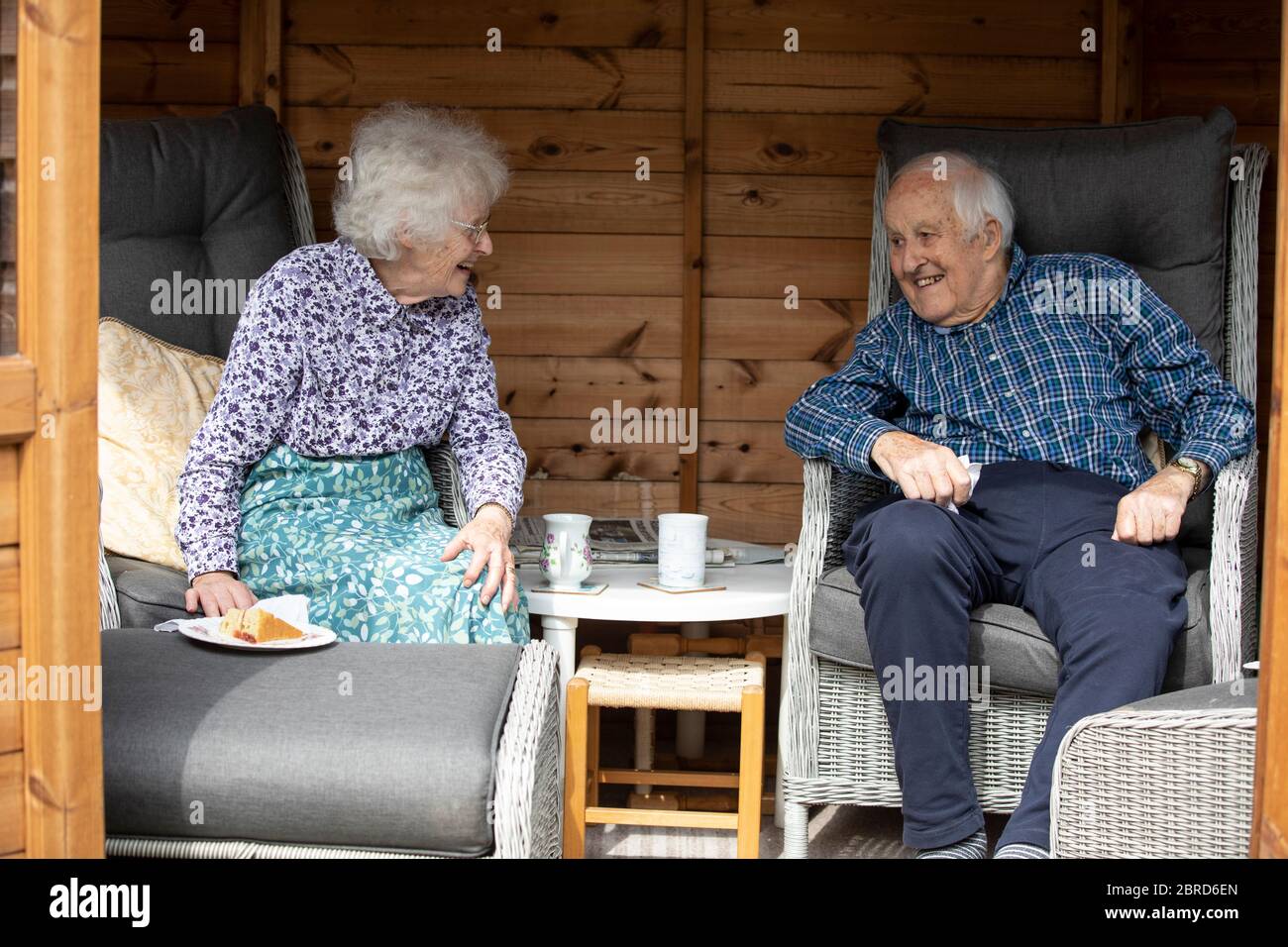 Le coppie anziane sposate negli anni 80 si divertono a sedere nella loro casa estiva durante i giorni più caldi dell'anno, Inghilterra, Regno Unito Foto Stock