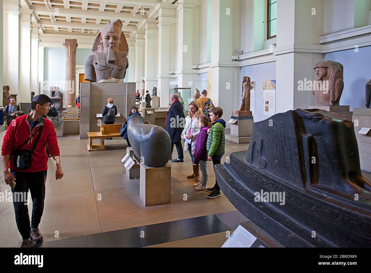 I visitatori del British Museum guardano le sculture egiziane Foto Stock