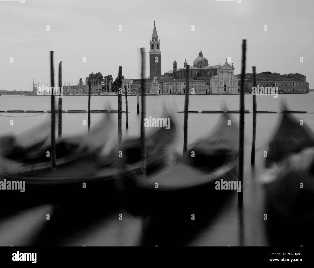 Gondole in movimento senza persone e la chiesa di Santo Stefano a Venezia durante la quarantena da Corona Virus con effetto bianco e nero Foto Stock