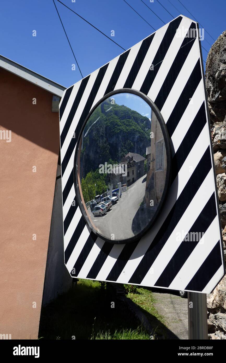 Specchio per vedere il traffico intorno ad una curva, Ornolac Ussat les Bains, Ariege, Pirenei francesi, Francia Foto Stock