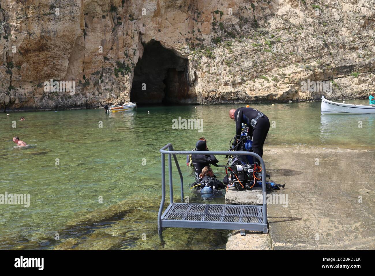 Immersioni, immersioni subacquee che entrano in mare a scala, la maggior parte dei siti di immersione sono raggiungibili da riva, Gozo, Malta Foto Stock