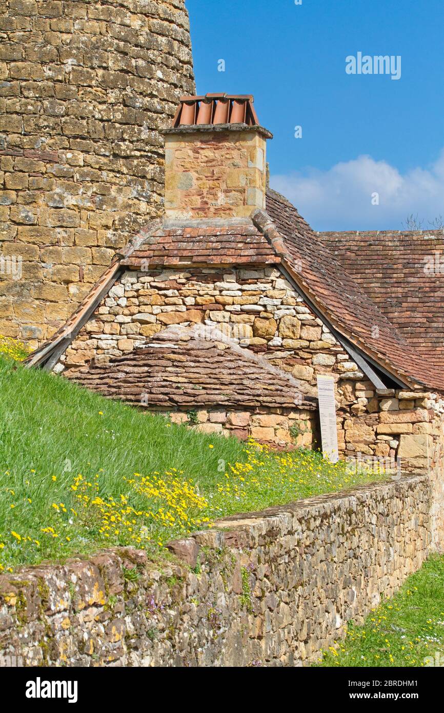 Prudhomat, Lot/Francia; 03 marzo 2016. Il castello sorge alla fine di un altopiano roccioso formando un promontorio grazie alla presenza di un difetto naturale. T Foto Stock