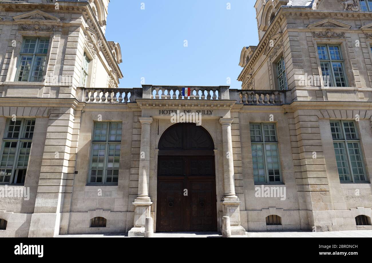 L'hotel de Sully, i suoi motivi ornamentali manieristi sono rappresentativi del tardo Rinascimento, Parigi, Francia. Foto Stock