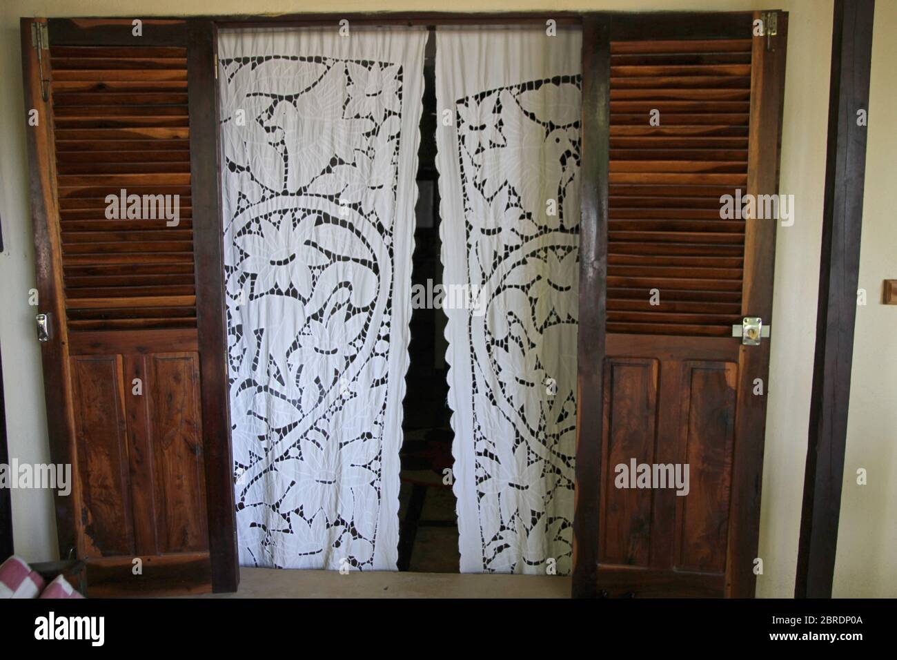 Porte d'ingresso alla camera nel 293 su Komba Guest House, Nosy Komba Island, Madagascar. Foto Stock