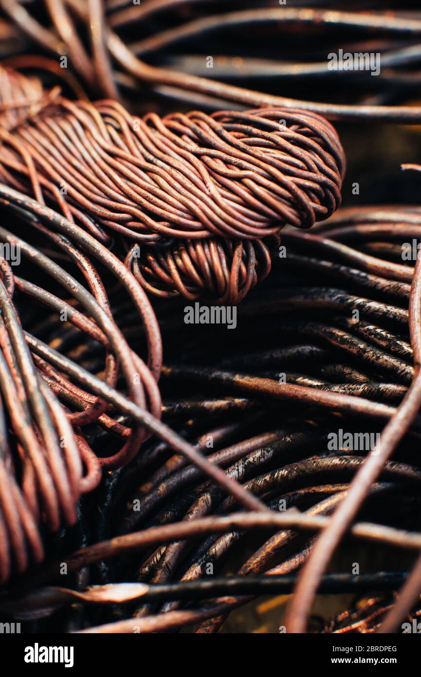 Rottami di rame, fili, avvolgimenti di motori e trasformatori, fili  elettrici senza isolamento. Filo di rame ossidato calcinato. Contro il  backgrou Foto stock - Alamy