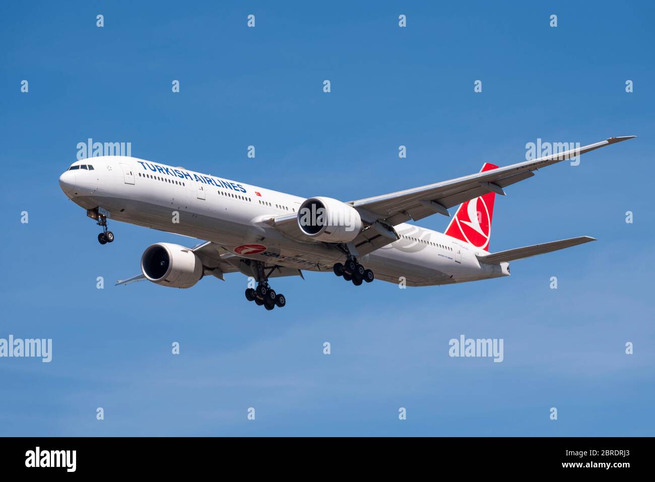 Turkish Airlines Boeing 777 aereo di linea jet atterra all'aeroporto Heathrow di Londra su Cranford, Londra, Regno Unito durante il blocco COVID-19. Foto Stock