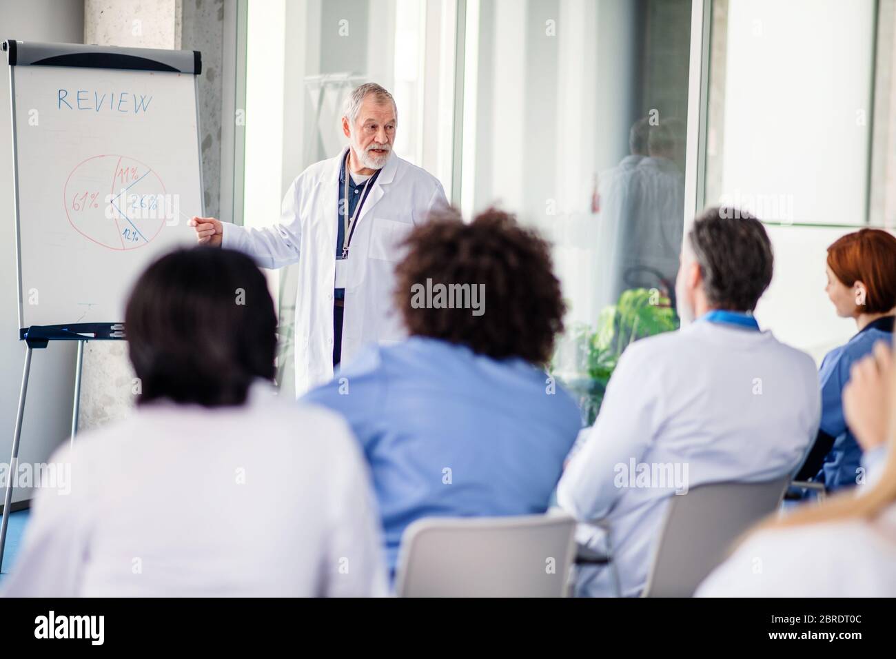 Gruppo di medici che ascoltano la presentazione sulla conferenza medica. Foto Stock