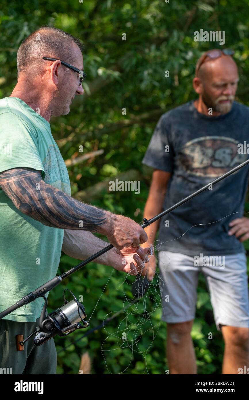 Brentwood Essex 21 maggio 2020 Essex Country Parks aperti al pubblico per la prima volta dall'inizio della chiusura. North Weald Country Park, Brentwood Essex Anglers out per la prima volta in quasi due mesi Credit: Ian Davidson/Alamy Live News Foto Stock