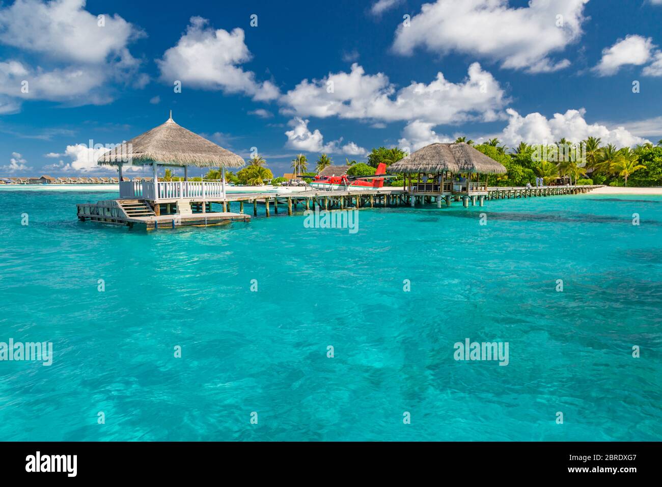 Paradiso esotico. Concetto di viaggio, turismo e vacanza. Resort tropicale e mare blu infinito, Maldive o Polinesia Francese. Vista sulla spiaggia estiva fantastica Foto Stock