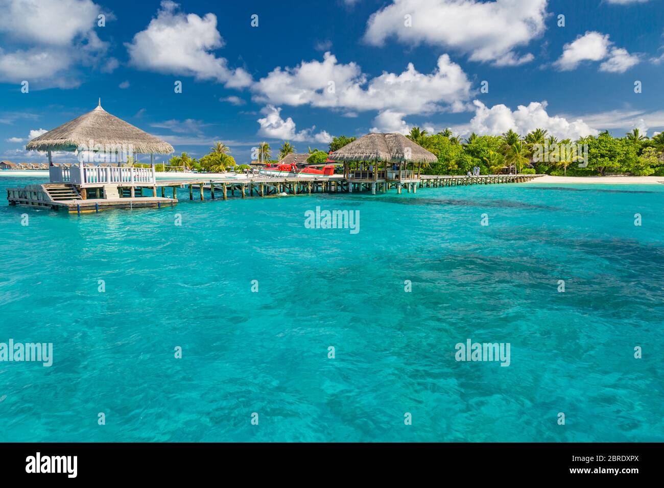 Paradiso esotico. Concetto di viaggio, turismo e vacanza. Resort tropicale e mare blu infinito, Maldive o Polinesia Francese. Vista sulla spiaggia estiva fantastica Foto Stock